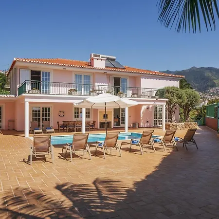 Great Family Villa In Funchal Фуншал